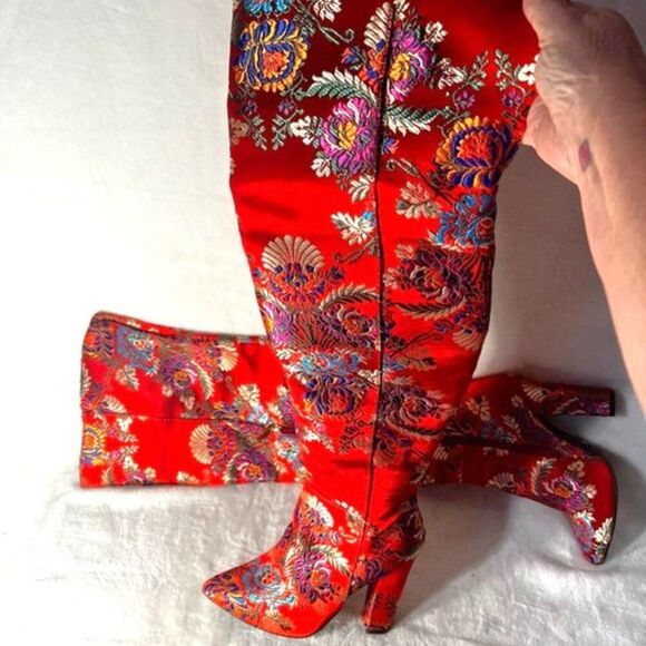 BAMBOO Floral Brocade Rich Satin Red Boots - Size 6 - Picture 1 of 12